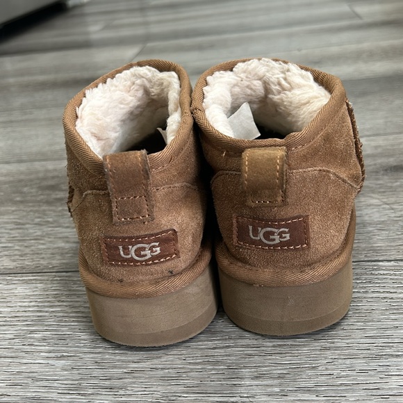 UGG Classic Ultra Mini Platform - Picture 10 of 11